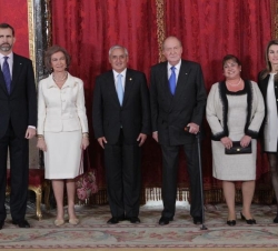 Sus Majestades los Reyes y SS.AA.RR. los Príncipes de Asturias junto al Presidente de la República de Guatemala y la Señora Rosa Leal